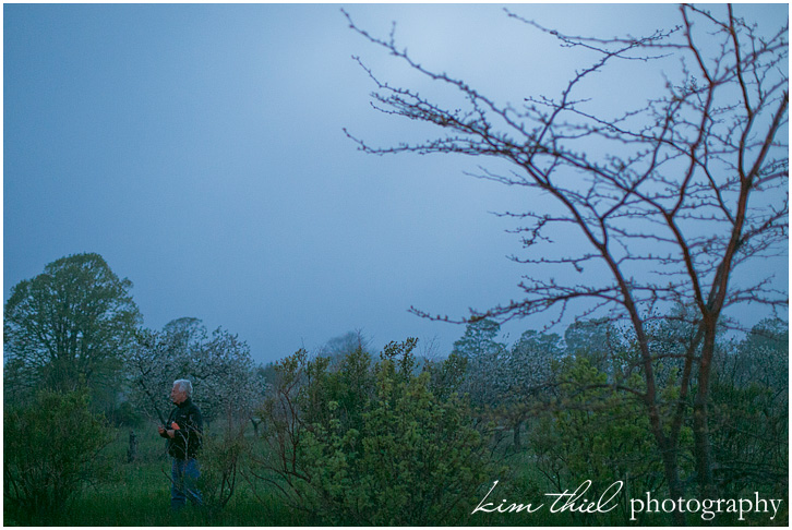 rehearsal-dinner_wedding-party-bonfire_barn_kim-thiel_32