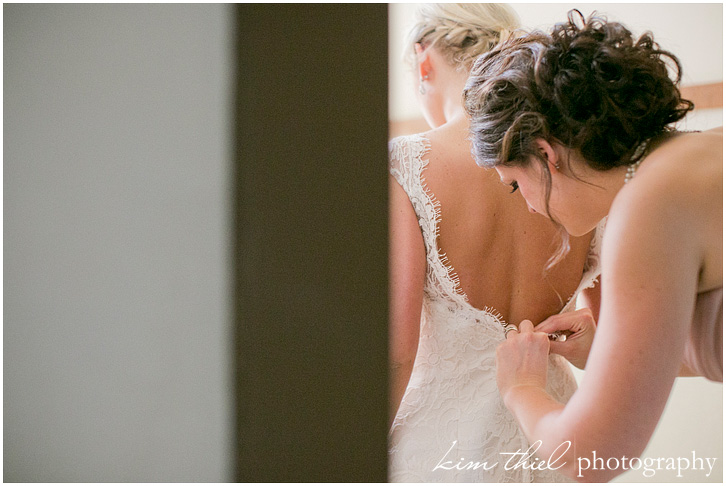 10_bride-wedding-prep-veil_kim-thiel