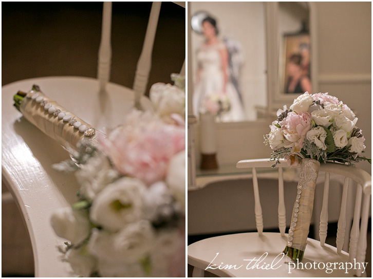 01_wisconsin-wedding-vintage-bouquet-bride-dress-lace_kim-thiel