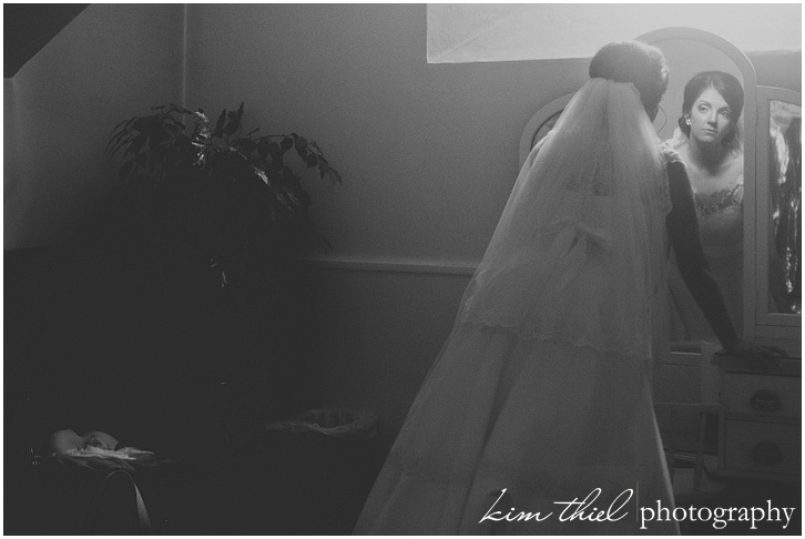 06_wisconsin-wedding-vintage-bouquet-bride-dress-lace_kim-thiel