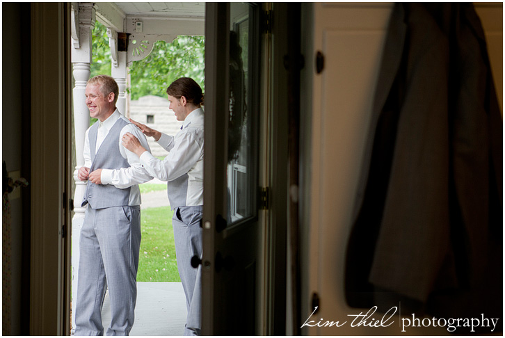 15_wisconsin-wedding-photographer-groom-grey-suit_kim-thiel