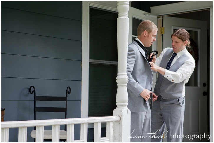 16_wisconsin-wedding-photographer-groom-grey-suit_kim-thiel