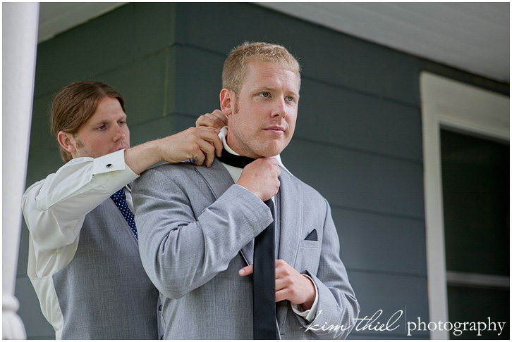 17_wisconsin-wedding-photographer-groom-grey-suit_kim-thiel