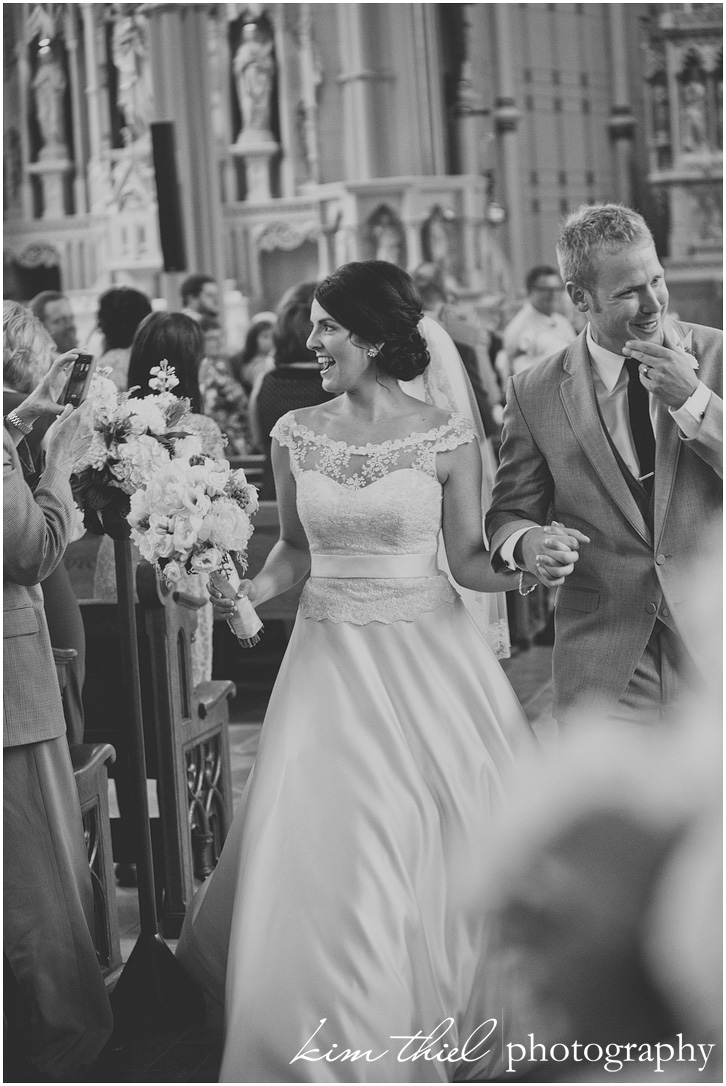 32_wisconsin-wedding-photographer-church-ceremony-lace_kim-thiel