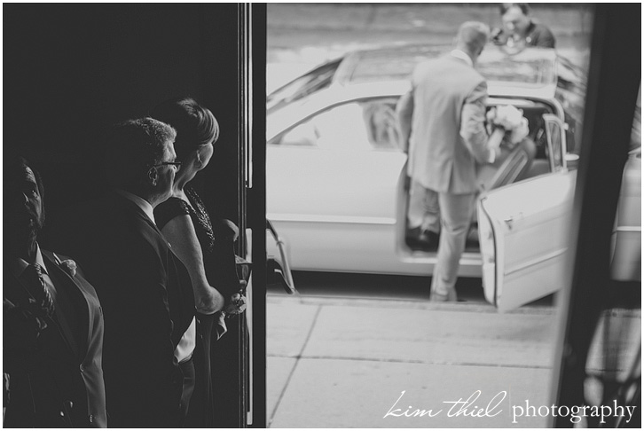 34_wisconsin-wedding-photographer-white-vintage-car_kim-thiel