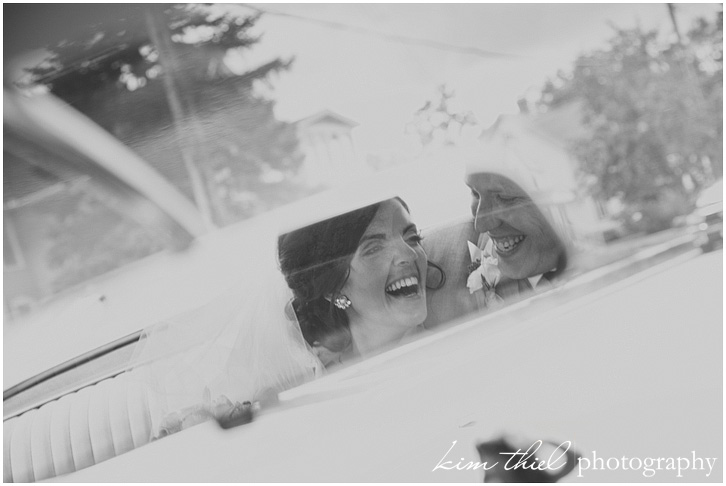 37_wisconsin-wedding-photographer-white-vintage-car_kim-thiel