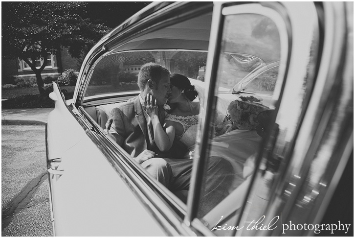 41_wisconsin-wedding-photographer-white-vintage-car_kim-thiel