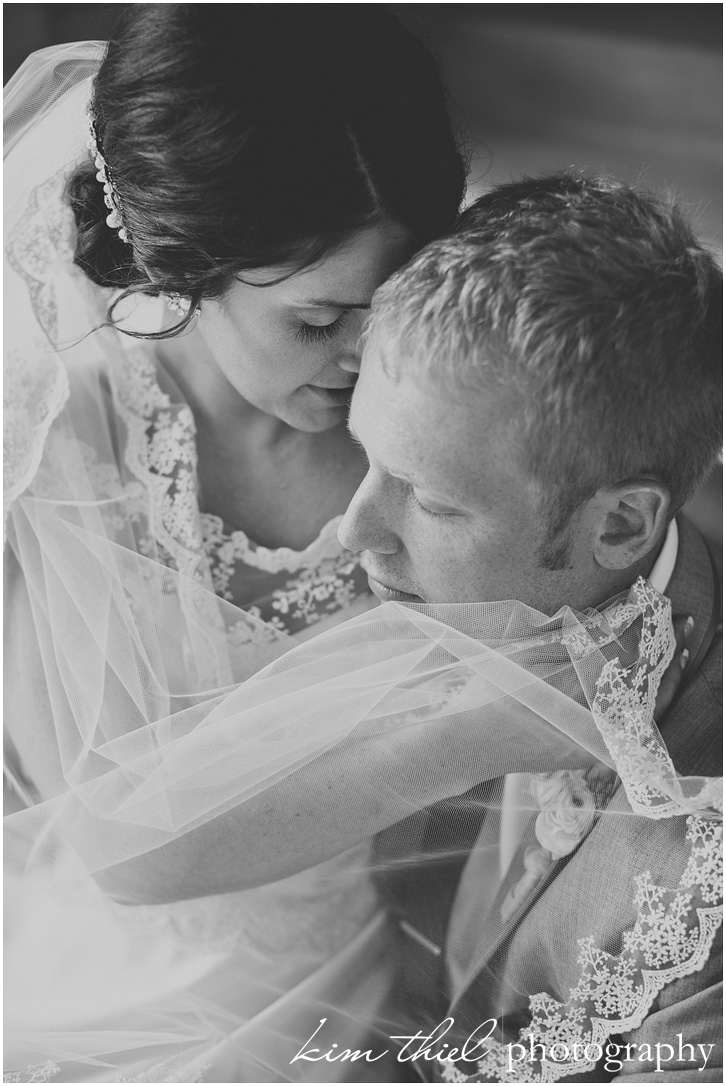 43_wedding-photographer-lace-vintage-love-kiss-bride-groom_kim-thiel