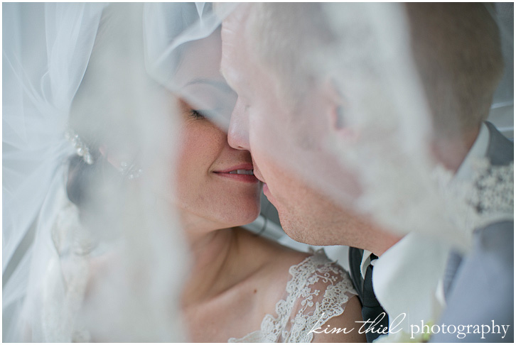 45_wedding-photographer-lace-vintage-love-kiss-bride-groom_kim-thiel