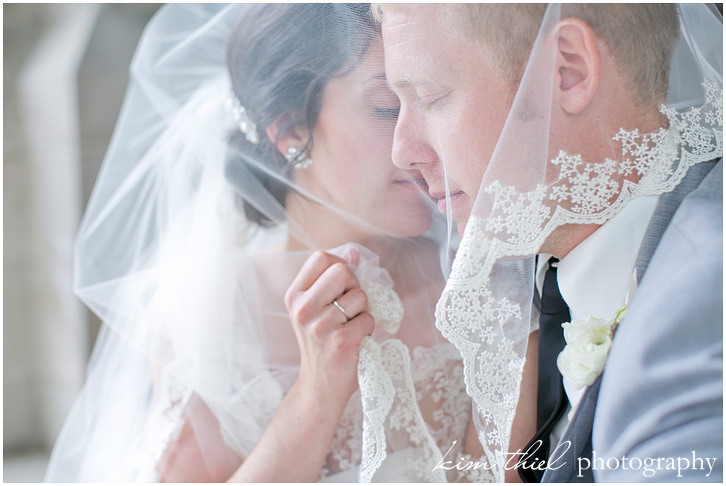 46_wedding-photographer-lace-vintage-love-kiss-bride-groom_kim-thiel