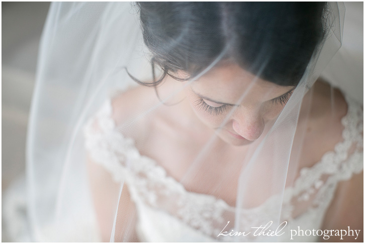 48_wedding-photographer-lace-vintage-love-kiss-bride-groom_kim-thiel