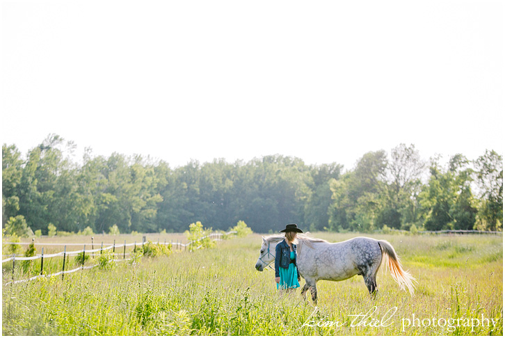 06_outdoor-senior-photographer_kim-thiel_appleton-wi