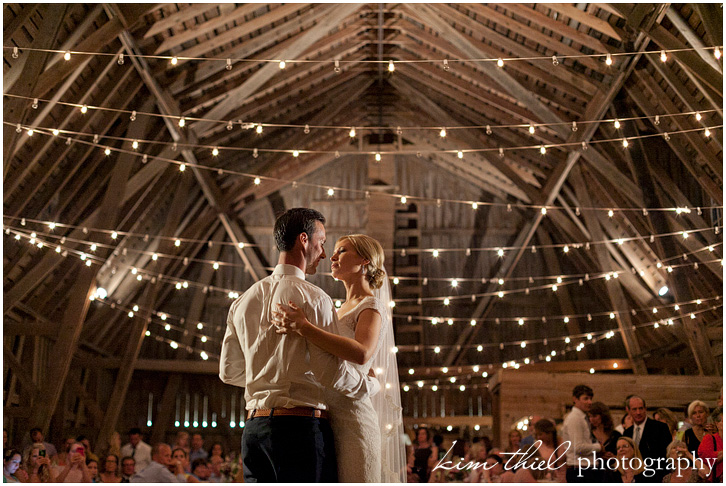 146_door-county-wedding-photographer-rustic-barn