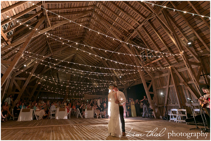 148_door-county-wedding-photographer-rustic-barn