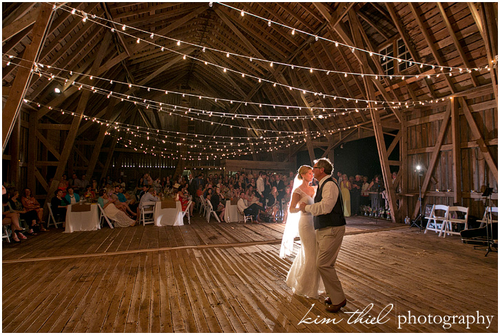 152_door-county-wedding-photographer-rustic-barn