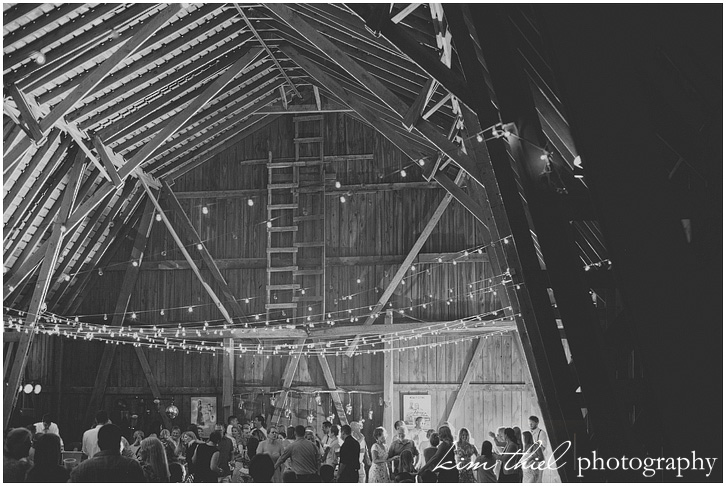 164_door-county-wedding-photographer-rustic-barn